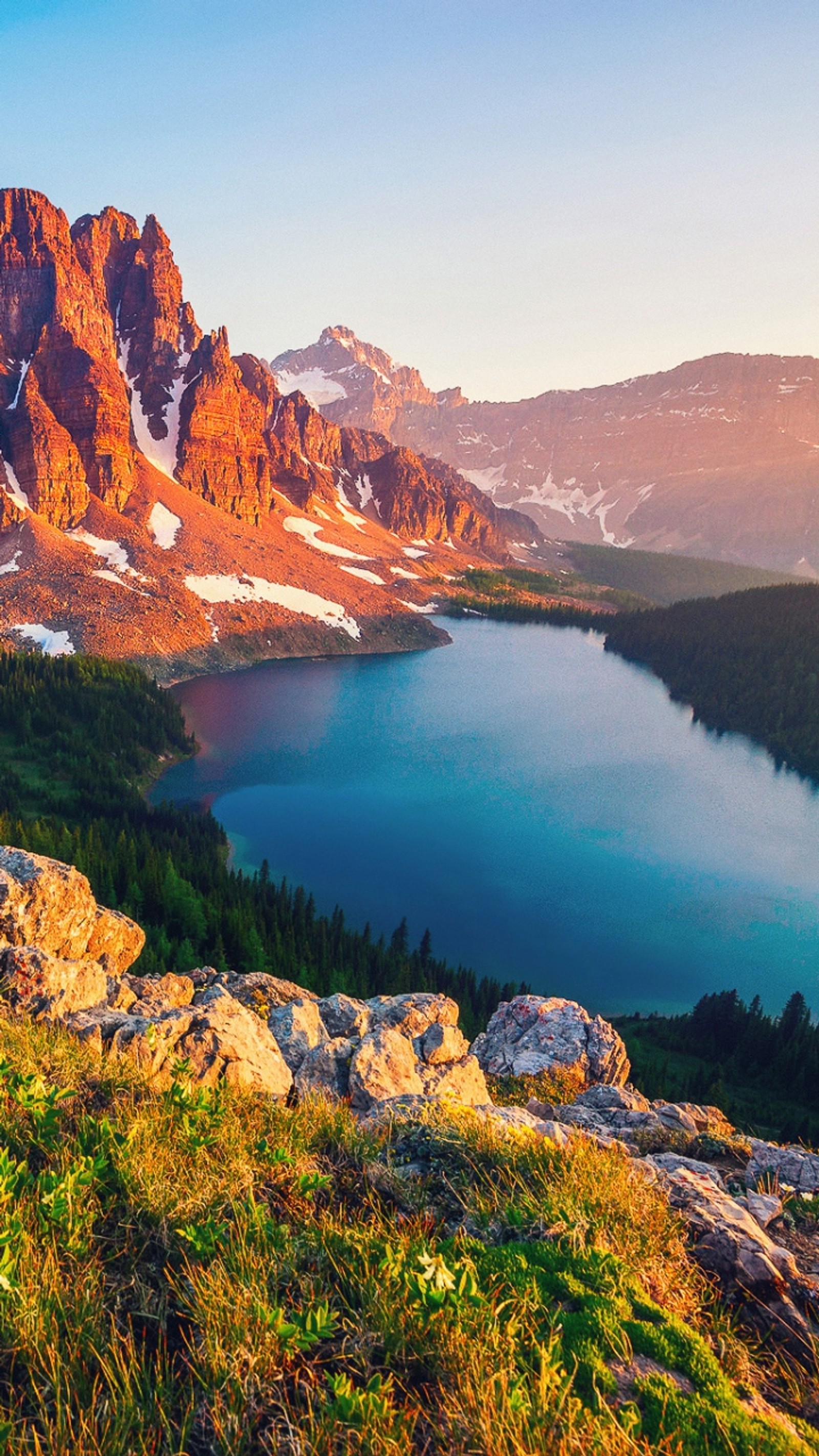 Montagnes et lacs au loin avec un lac au premier plan (arrière plan, beau, beautiful lake, génial, hd)