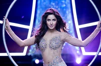 Katrina Kaif en un deslumbrante atuendo, mostrando una actuación impresionante en Dhoom 3.