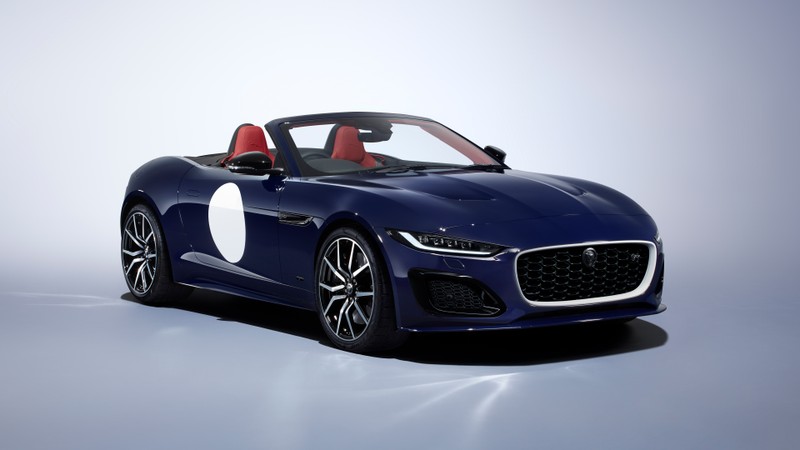 Автомобиль jaguar показан в студийной обстановке (jaguar f type, кабриолет, 2023, 5k, 8k)