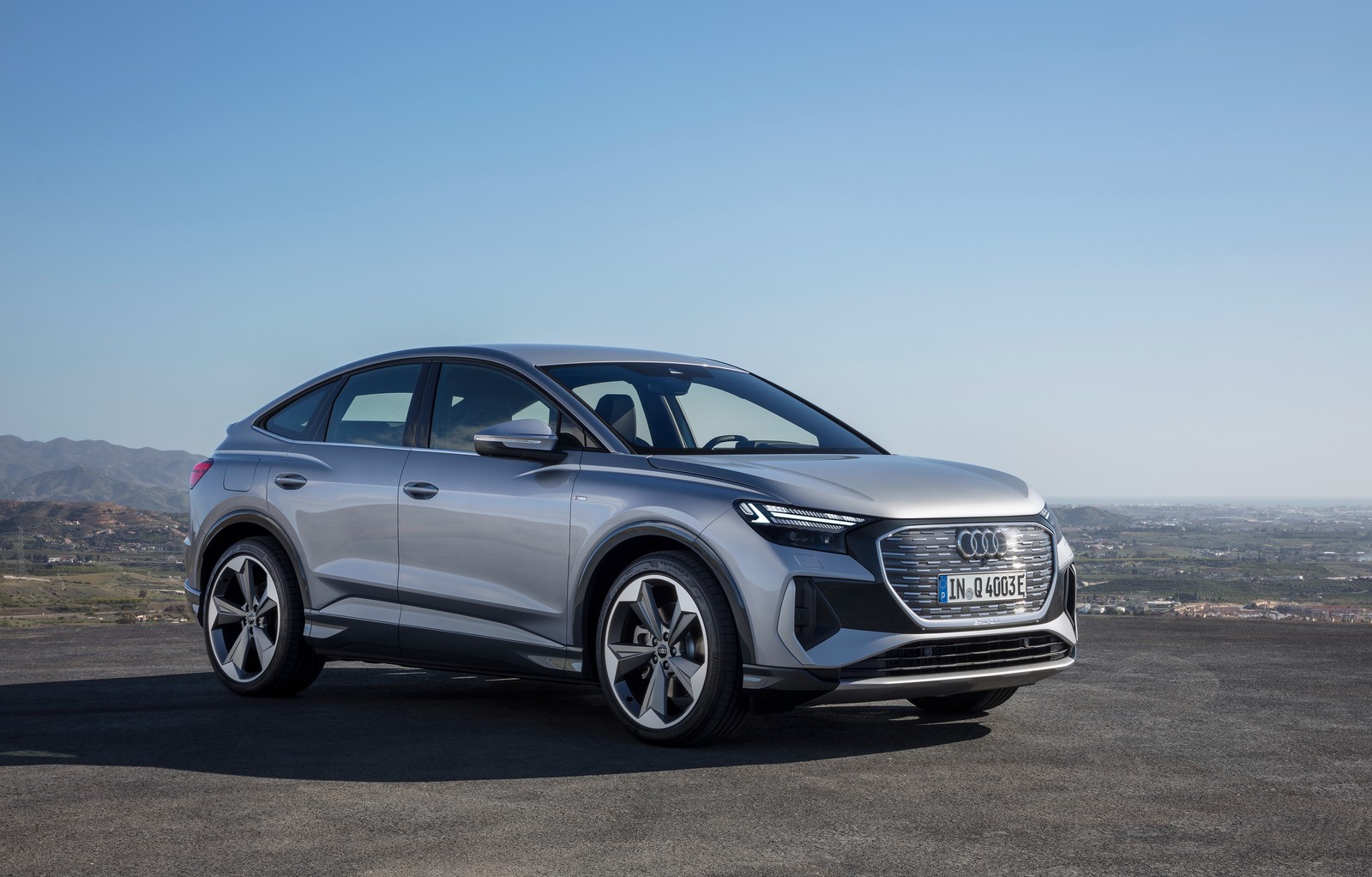 Se muestra el suv concepto audi e-trac en color plateado (audi q4 sportback 50 e tron s line, 2021, coches, fondo de pantalla 4k)