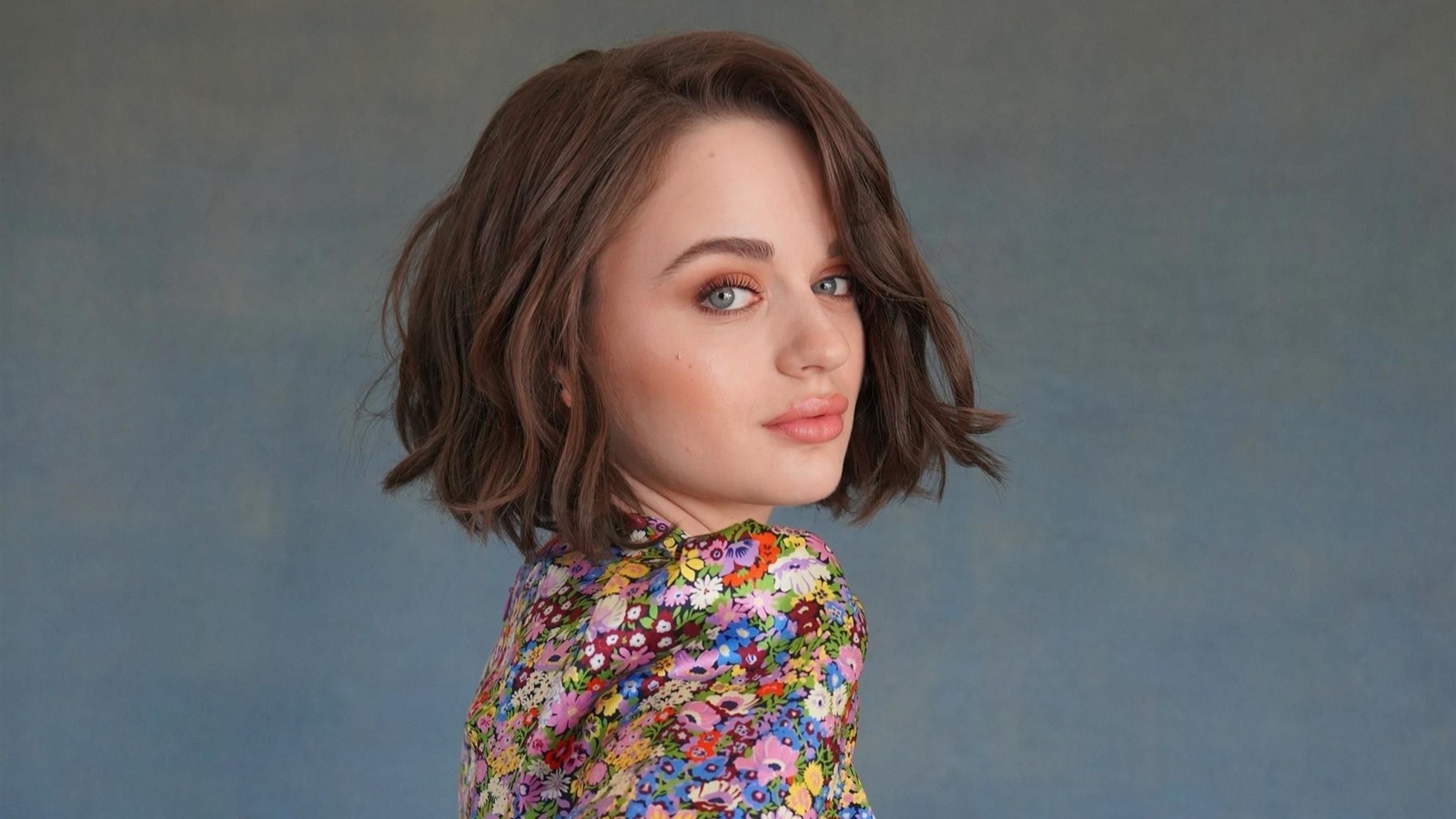 Un gros plan d'une femme avec les cheveux courts portant une chemise à fleurs (joey king, actrice, femmes, filles, célébrité)