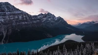 Lago de montanha tranquilo ao crepúsculo