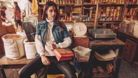 Disha Patani dans un cadre de marché vintage, dégageant style et confiance.