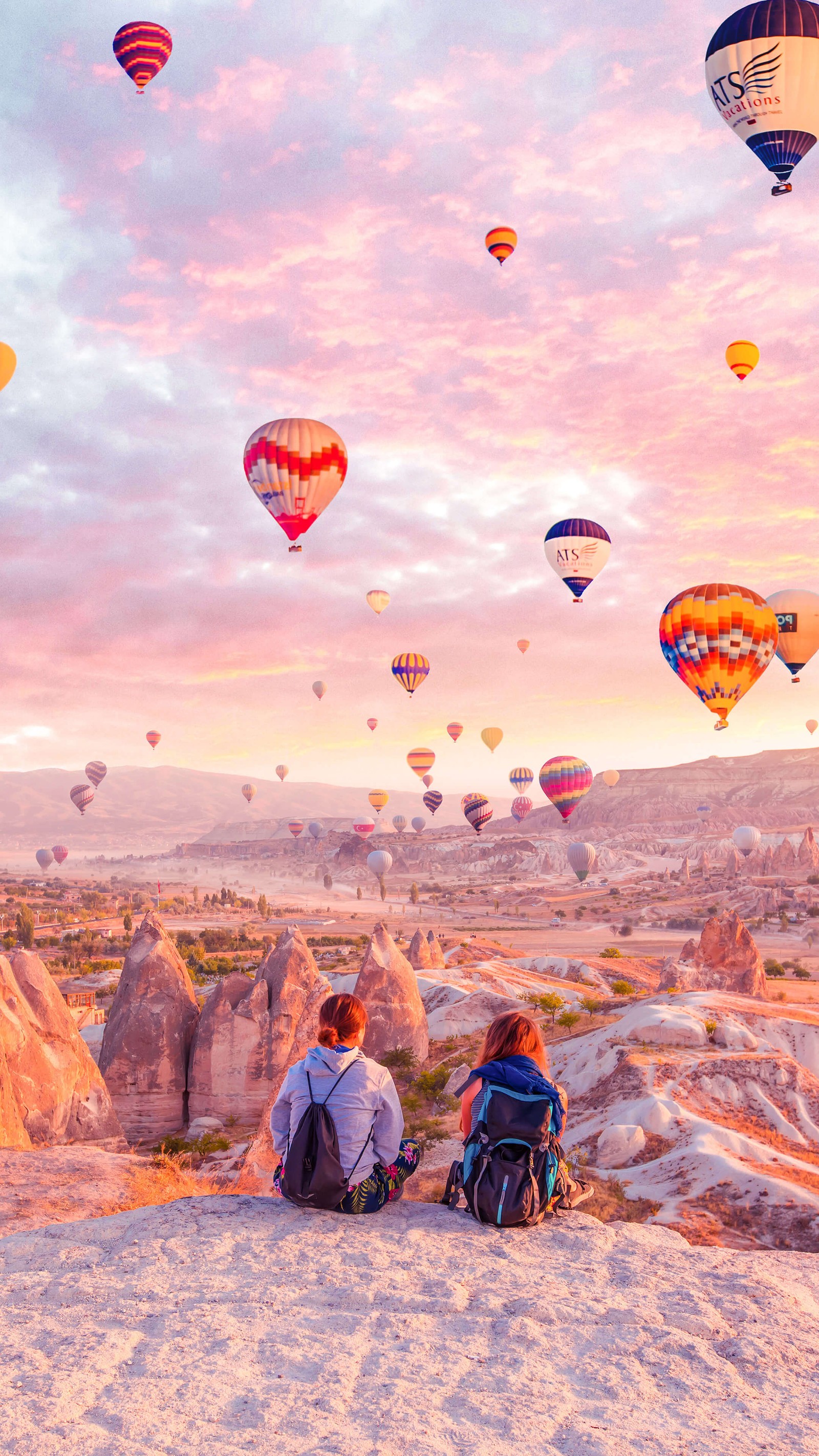 Люди сидят на холме, наблюдая за воздушными шарами (каппадокия, cappadocia, воздушный шар, облако, аэростат)