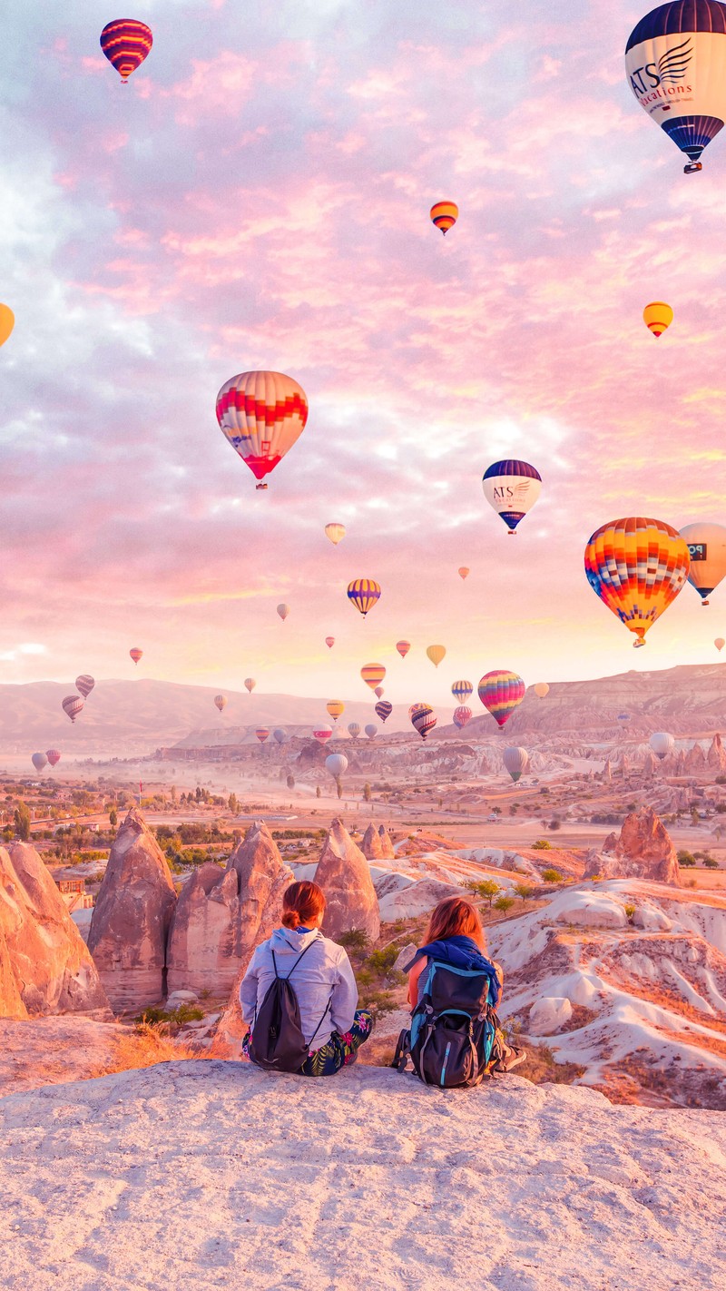 Люди сидят на холме, наблюдая за воздушными шарами (каппадокия, cappadocia, воздушный шар, облако, аэростат)