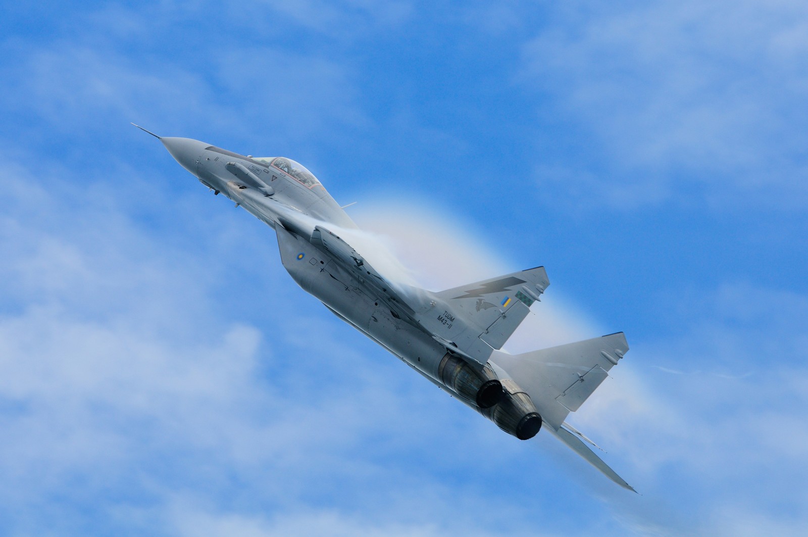 Hay un caza volando por el aire con humo saliendo de él (dassault mirage 2000, avión militar, avión, aeronave, fuerza aérea)