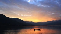 Pôr do sol tranquilo sobre o sereno lago de Pokhara