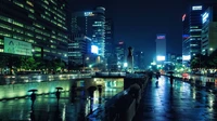 Lebendige Cyberpunk-Stadtlandschaft bei Nacht mit beleuchteten Wolkenkratzern und reflektierenden Straßen