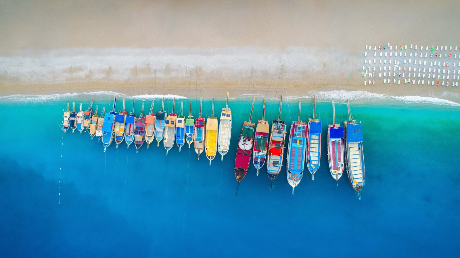 Vários barcos alinhados na água (barcos, praia, visão aérea, 5k, fotografia)