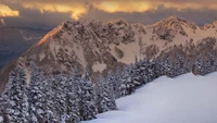 Majestosas montanhas cobertas de neve sob um céu dramático