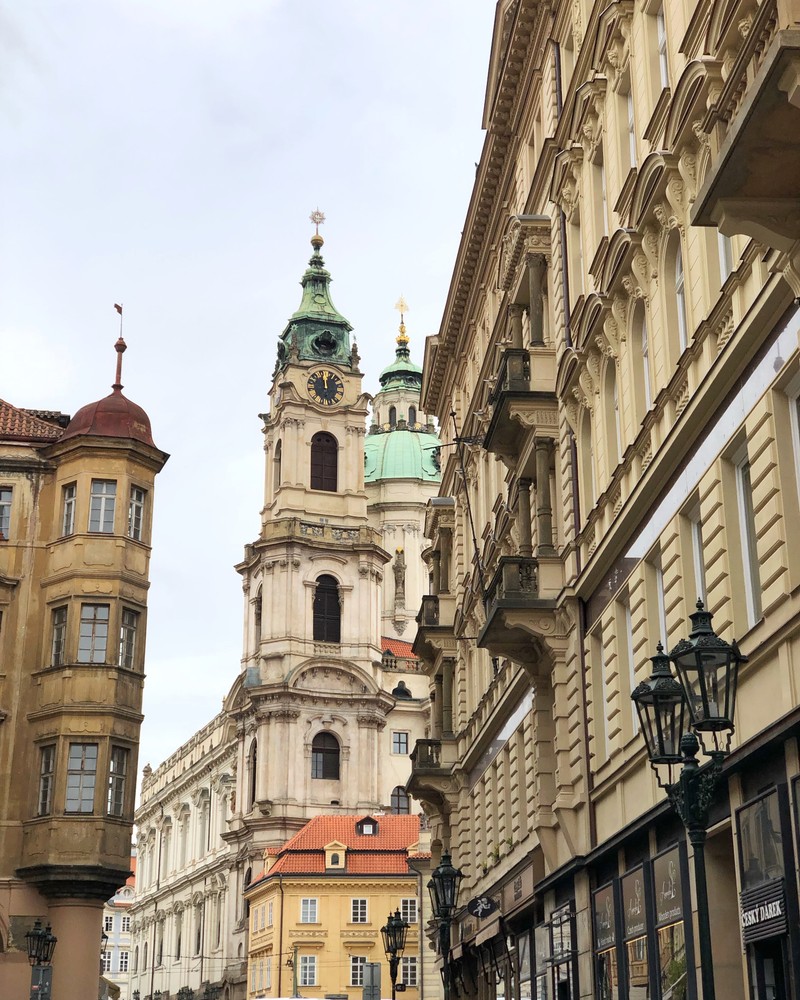 Высокое здание с часовой башней в центре города (прага, окно, архитектура, фасад, окрестности)