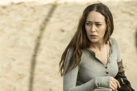 Alycia Debnam-Carey em um momento angustiante na praia de "Fear the Walking Dead".