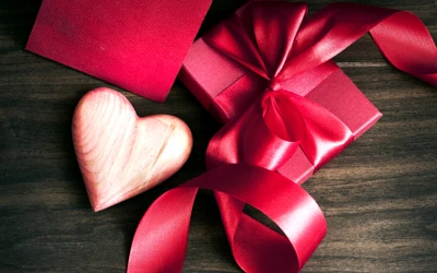 Regalo romántico para el Día de San Valentín: ficha de madera en forma de corazón con cinta roja y tarjeta