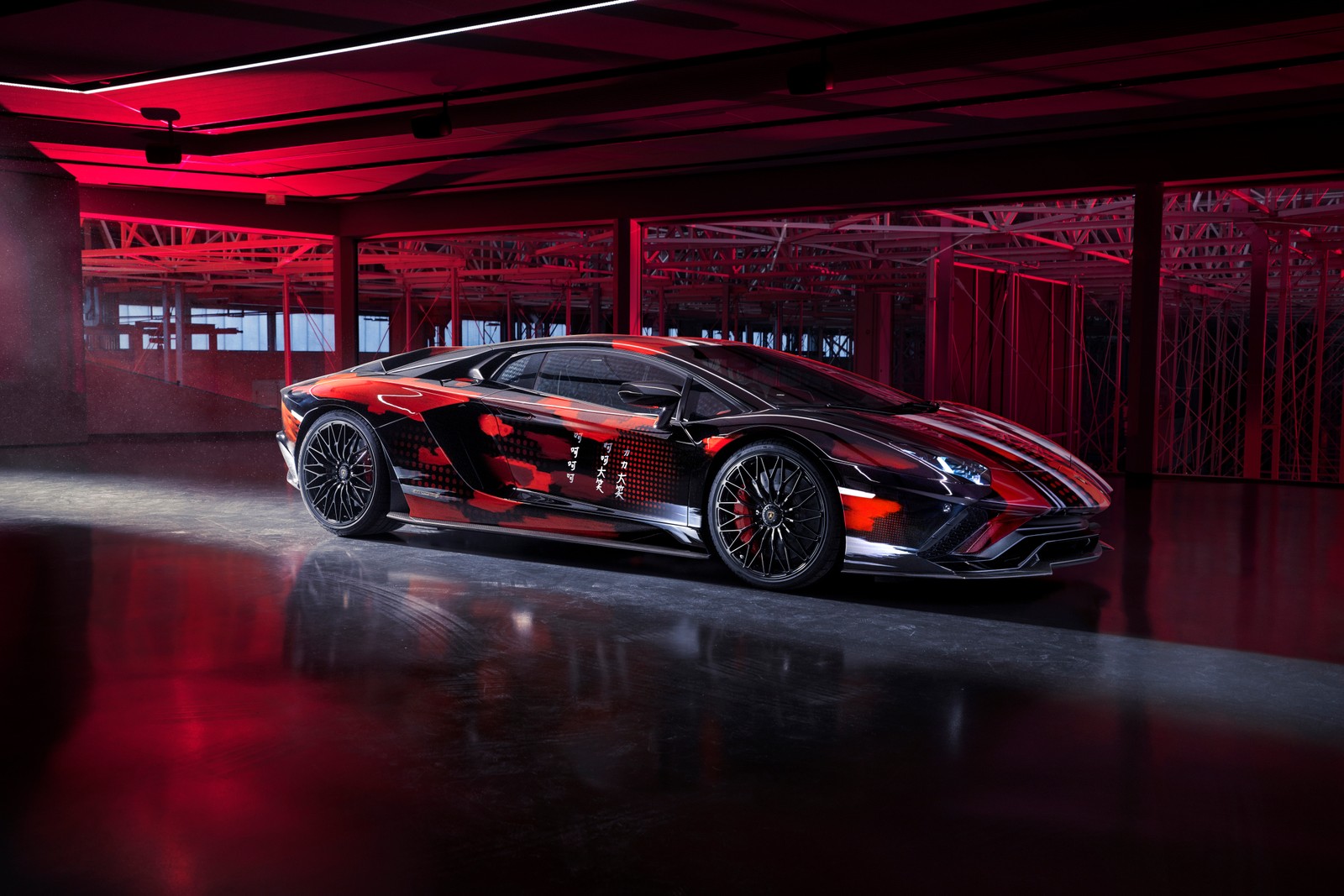 Un lambo rojo y negro está estacionado en una habitación oscura (yohji yamamoto, lamborghini aventador s, 2021, 5k, 8k)