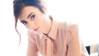 Lily Collins : Élégance Effortless dans un Éclairage Doux