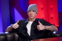 Eminem gibt während eines Interviews einen Daumen hoch