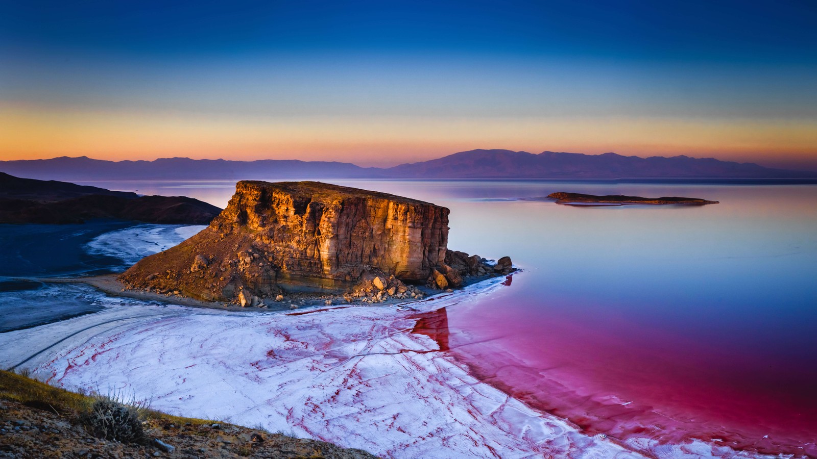 A large body of water with a red substance in the middle (united states, salt lake, water, nature, azure)