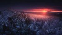 Majestätische Uralgebirge bei Sonnenuntergang über einem Winterwald