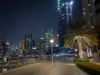 Dubai Marina la nuit : tours illuminées et reflets sur l'eau