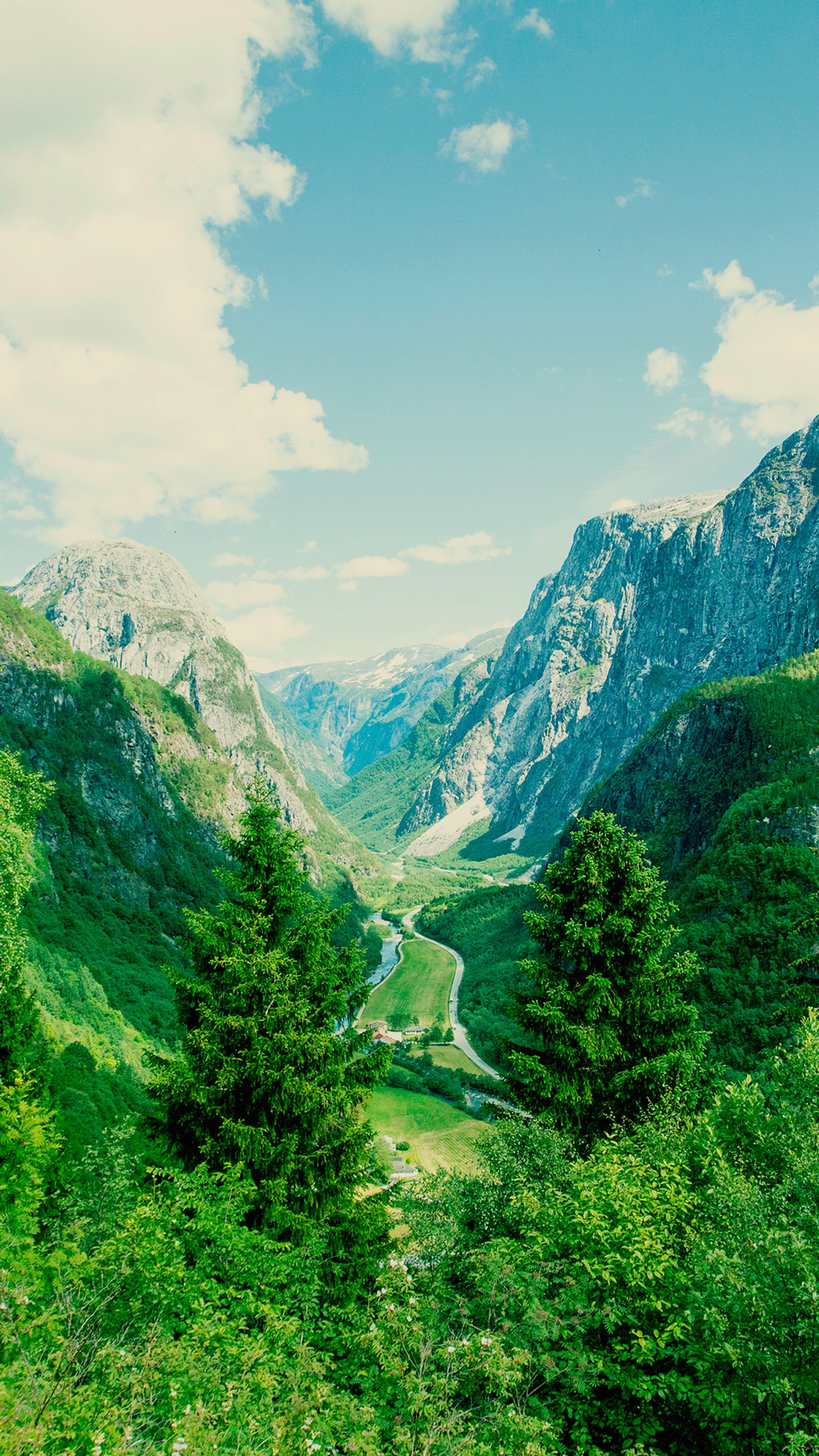 Il y a une vue sur une vallée avec une route qui la traverse (vert, hd, luxuriant, nature, flueve)