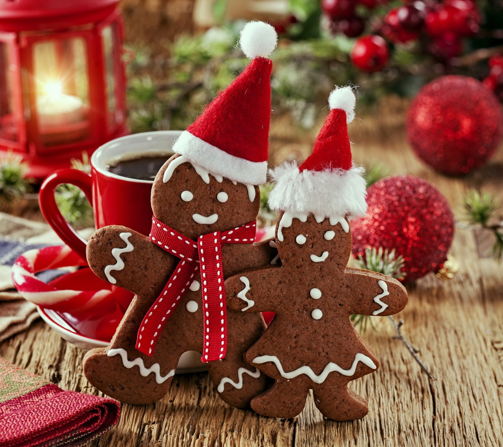 Há dois biscoitos de gengibre e uma xícara de café em uma mesa (natal, decoração, pão de gengibre, alegre)