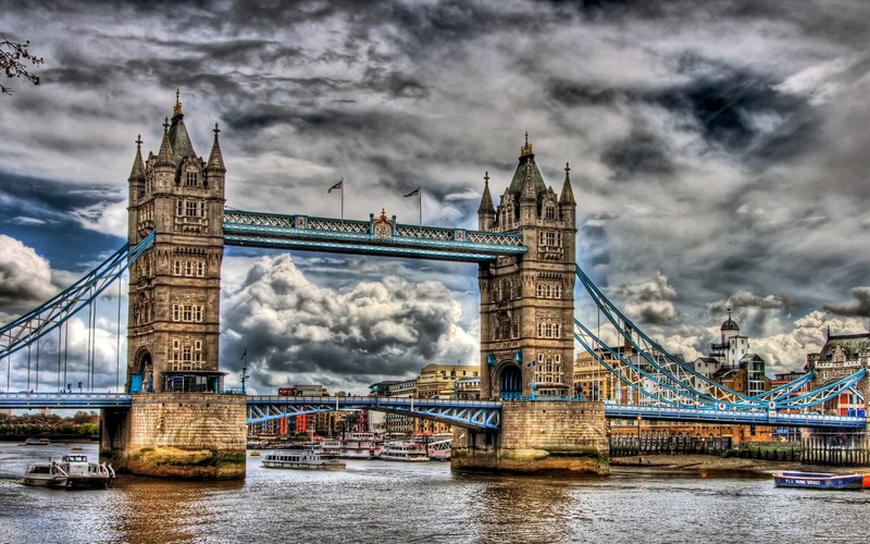 Вид сверху на мост с лодкой в воде (tower bridge, лондонская башня, лондонский мост, london bridge, мост)