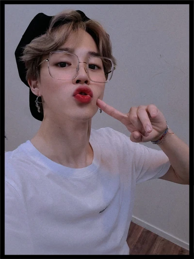 Jimin do BTS: Selfie brincalhão com cor de lábios ousada e acessórios estilosos