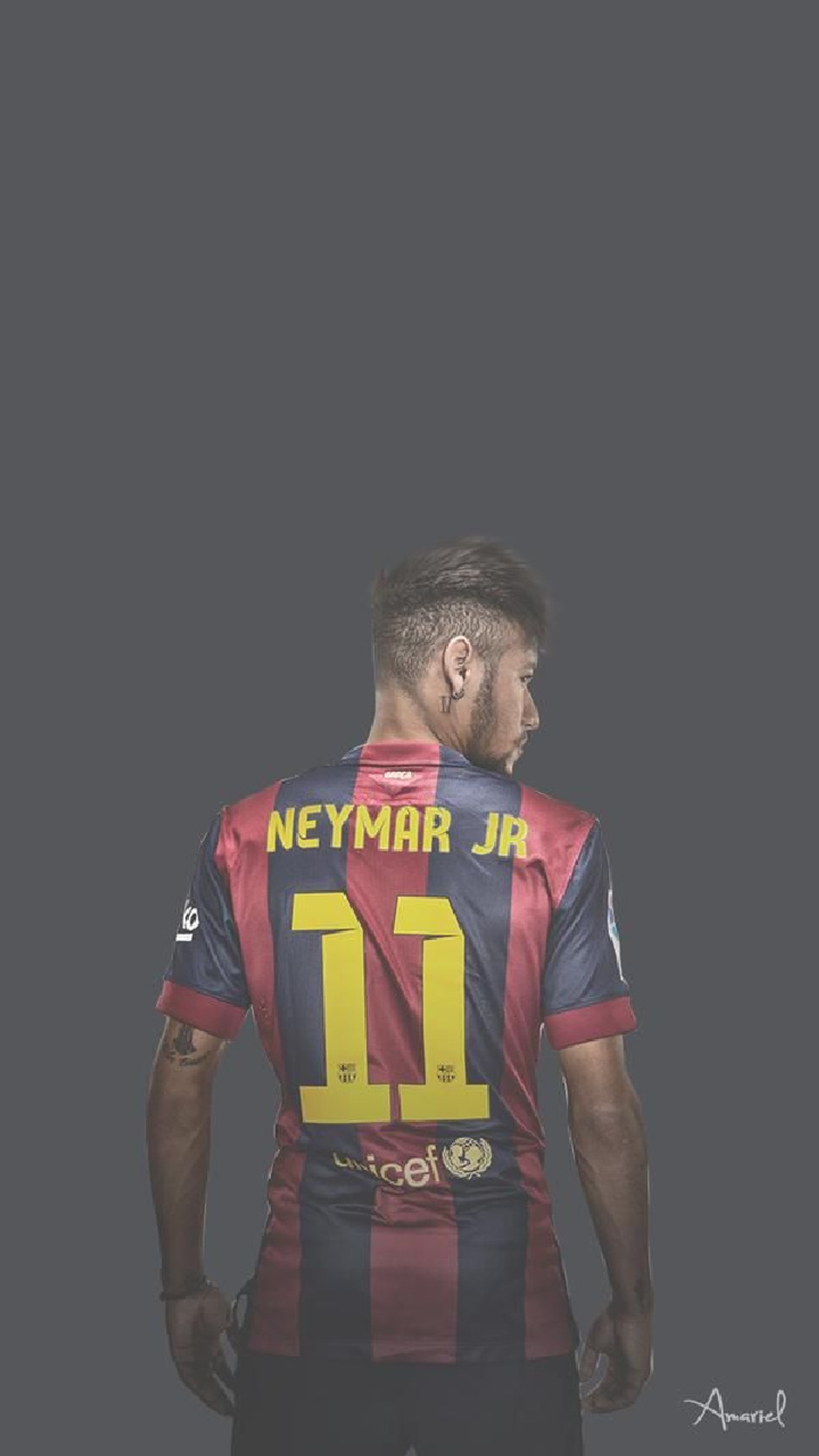 Um close de um homem vestindo uma camisa de futebol com o número 10 (10, 11, 222, barcelona, fotbaal)