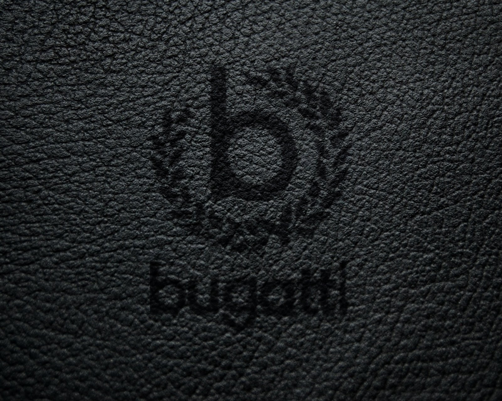 A close up of a black leather bag with a logo on it (bugatti, dark, dunkel, haidach, hi7)