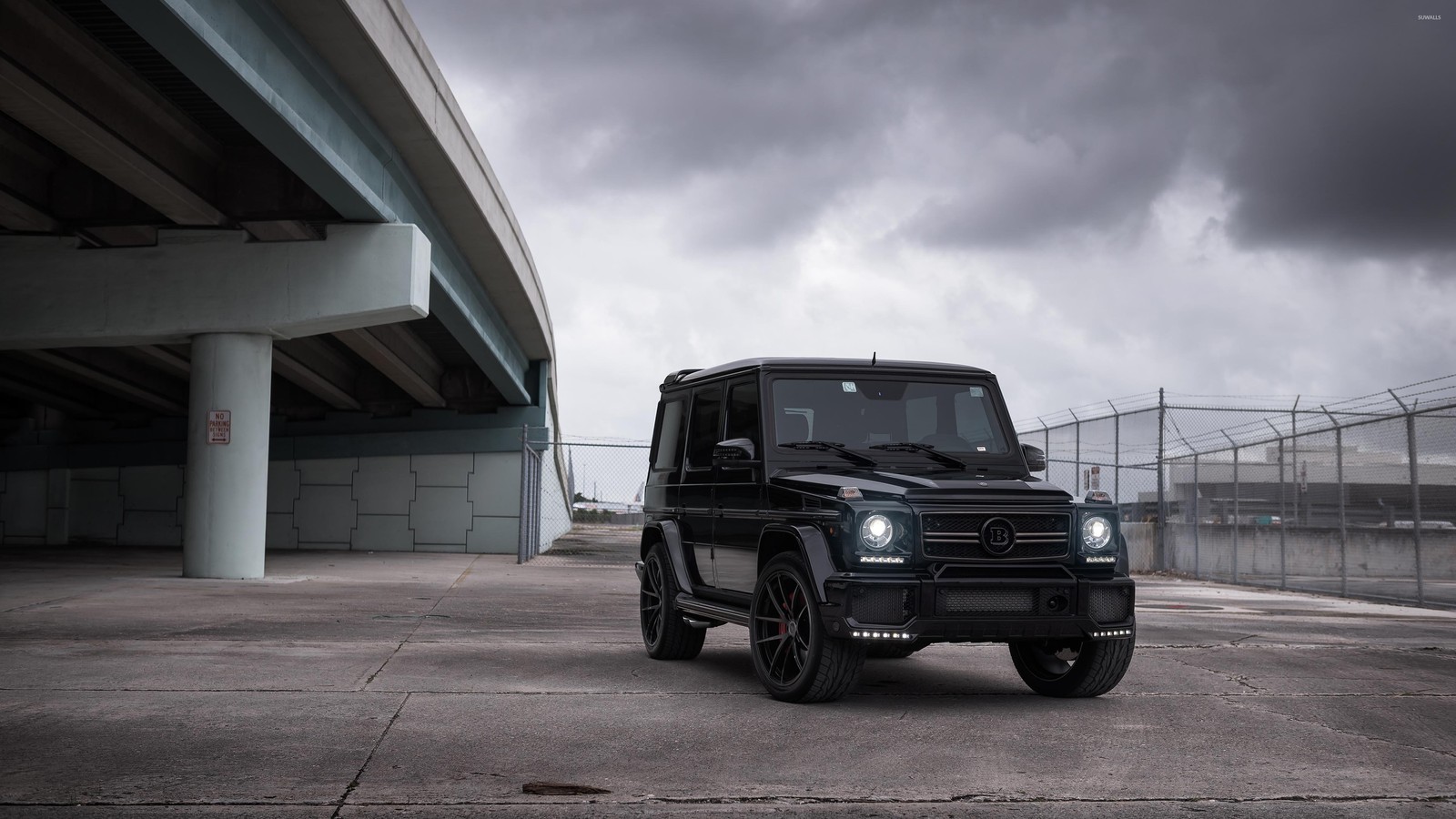 Un gros plan d'une mercedes g-class noire garée dans un parking (burbas, voiture, voitures, classe, classe g)