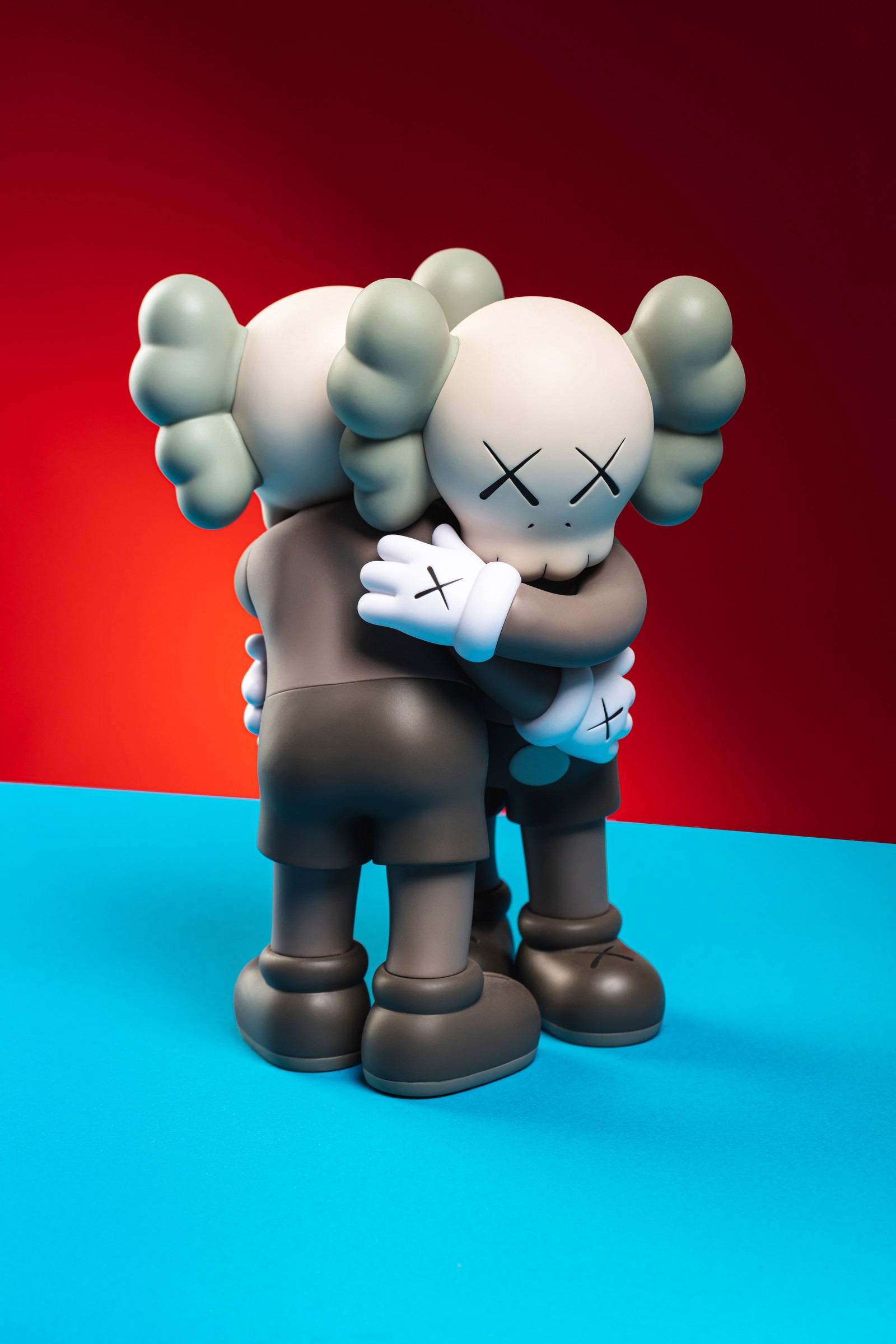 Скачать обои компаньон каус, kaws companion, объятия каус, kaws hugging, виниловая фигурка