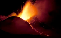 Erupción majestuosa del Monte Etna: Una exhibición de lava y luz