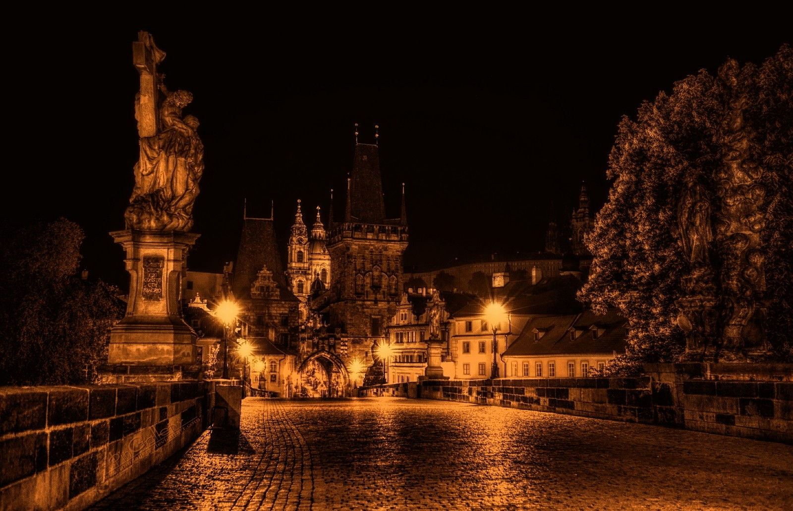 Панорамный вид на улицу со статуей и мостом ночью (карлов мост, charles bridge, ночь, пражский град, достопримечательность)