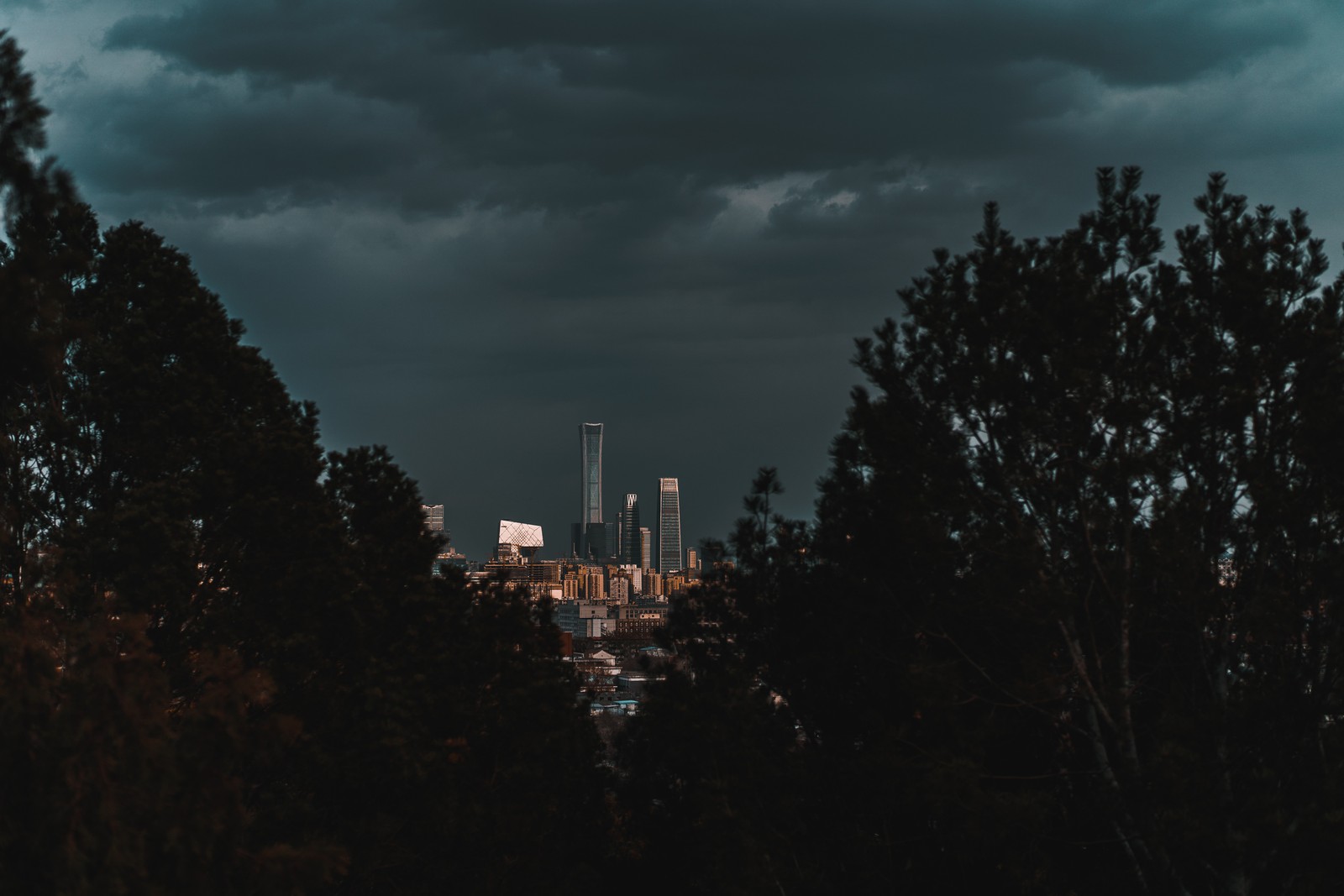 Descargar fondo de pantalla nube, área urbana, noche, oscuridad, panorama