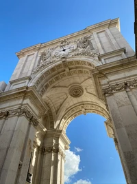 Majestätischer Bogen klassischer Architektur unter klarem Himmel