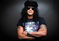 Slash in Sonnenbrillen, der seinen ikonischen Stil und seine gitarrengetriebene Rock-Persona präsentiert.