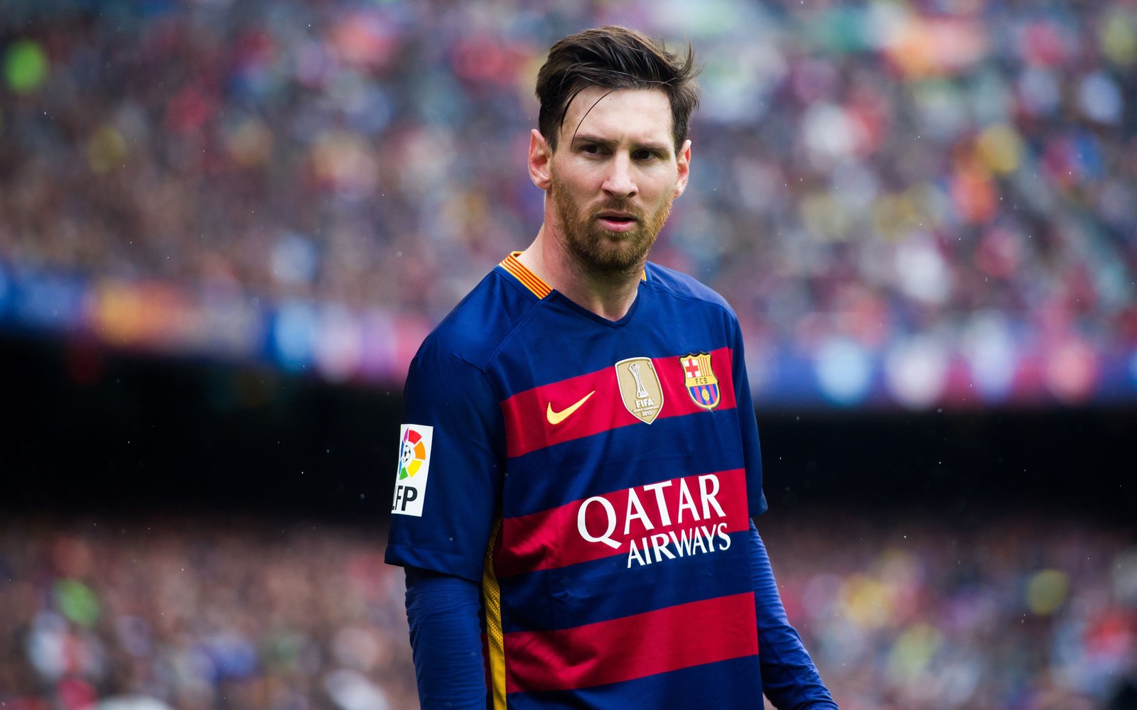 Image d'un homme en chemise bleue et rouge (lionel messi, fc barcelona, joueur de football, argentin, sports)