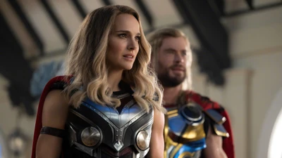 Thor et Jane Foster en tant que Mighty Thor dans "Thor : Amour et Tonnerre" (2022).