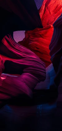 Lebendige Kurven des Antelope Canyon: Ein Tanz aus Lila und Rot