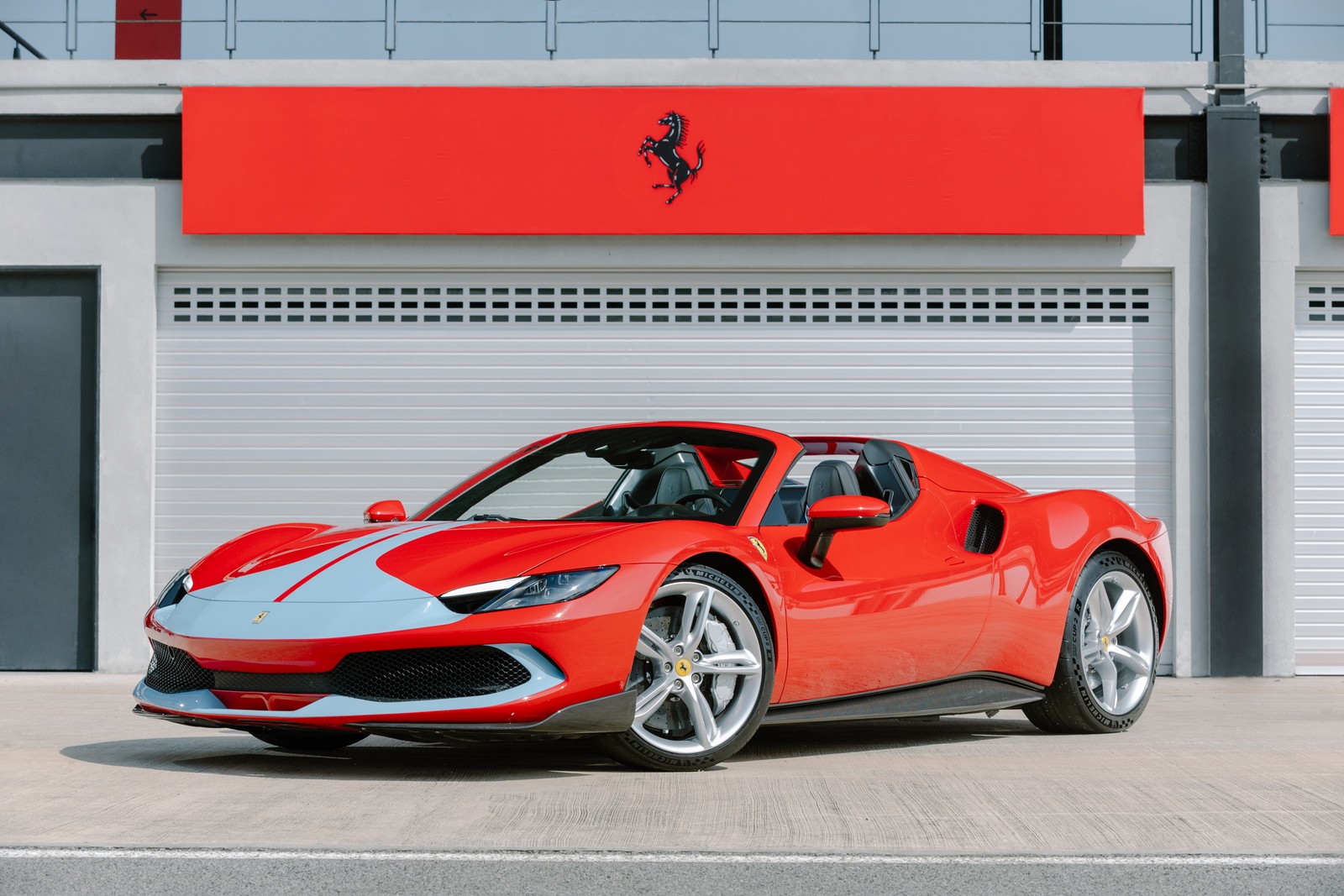 Un coche deportivo rojo ferrari estacionado frente a un garaje (ferrari 296 gts assetto fiorano, coches deportivos, 2022, coches, fondo de pantalla 4k)