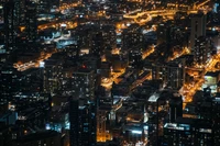 Beleuchtete städtische Skyline bei Nacht