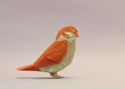 Oiseau en origami artistique avec un bec et des plumes orange