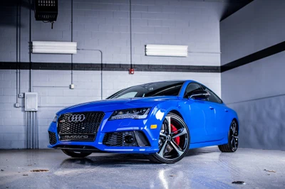 Deslumbrante Audi RS7 azul com rodas de liga leve em um ambiente de estúdio elegante