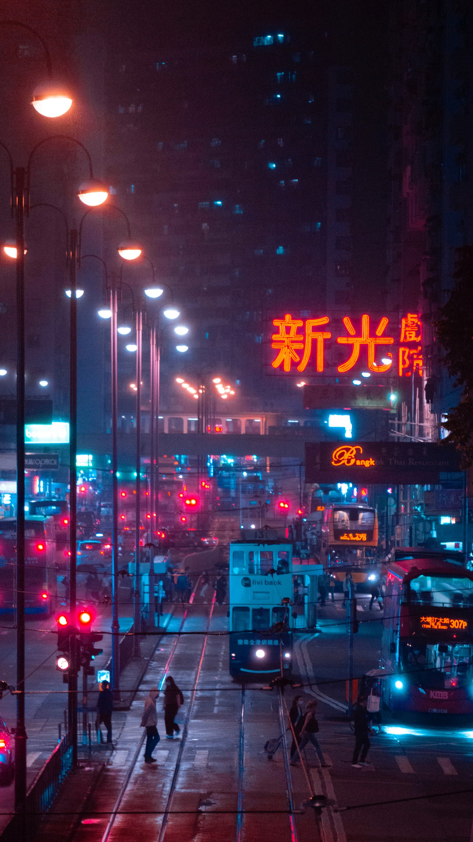 Vista noturna de uma rua movimentada da cidade com muito tráfego (iluminação automotiva, poste de luz, edifício, luz, roxo)