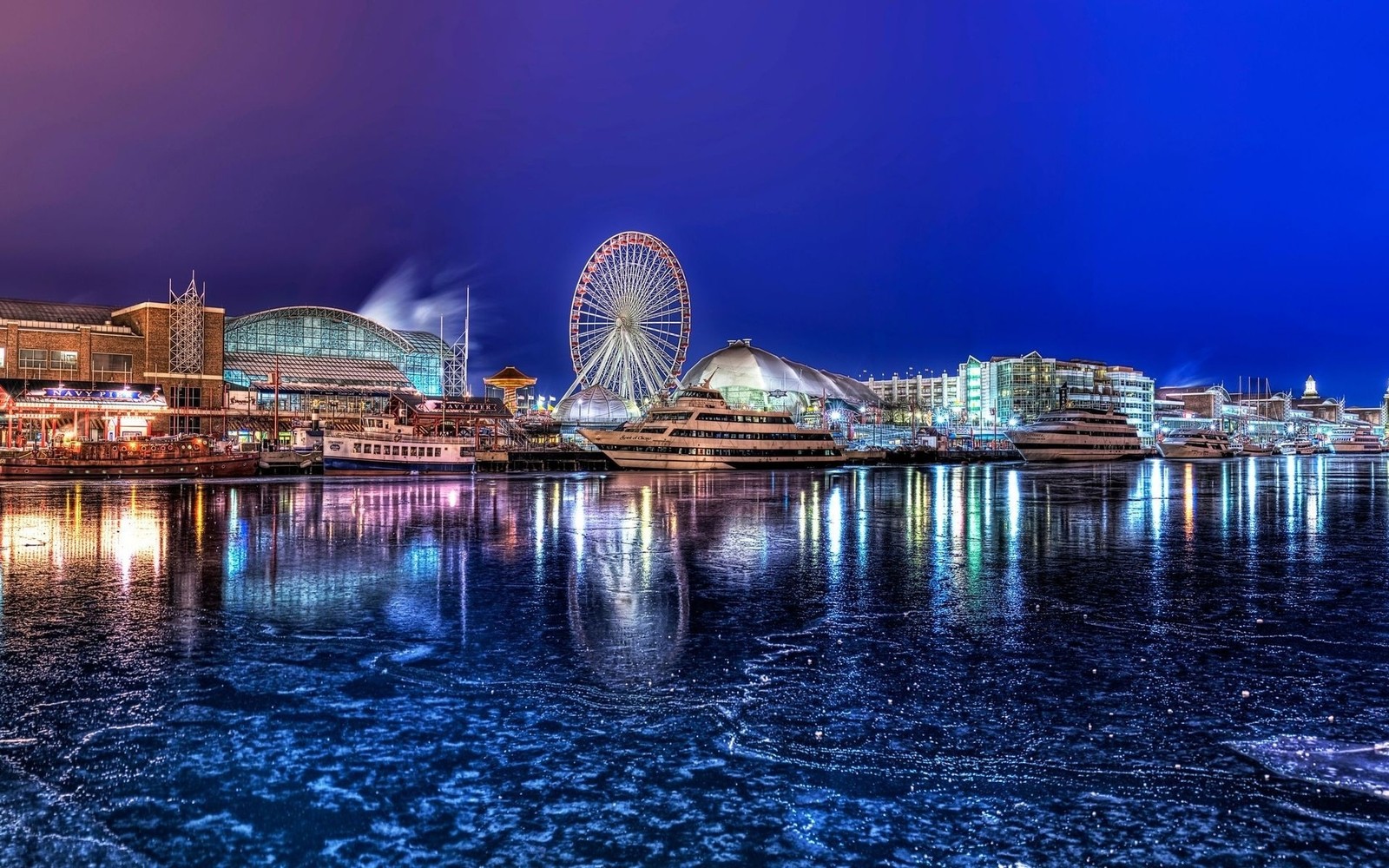 Вид на город с колесом обозрения и льдом на воде (неви пир, navy pier, колесо обозрения, достопримечательность, ночь)