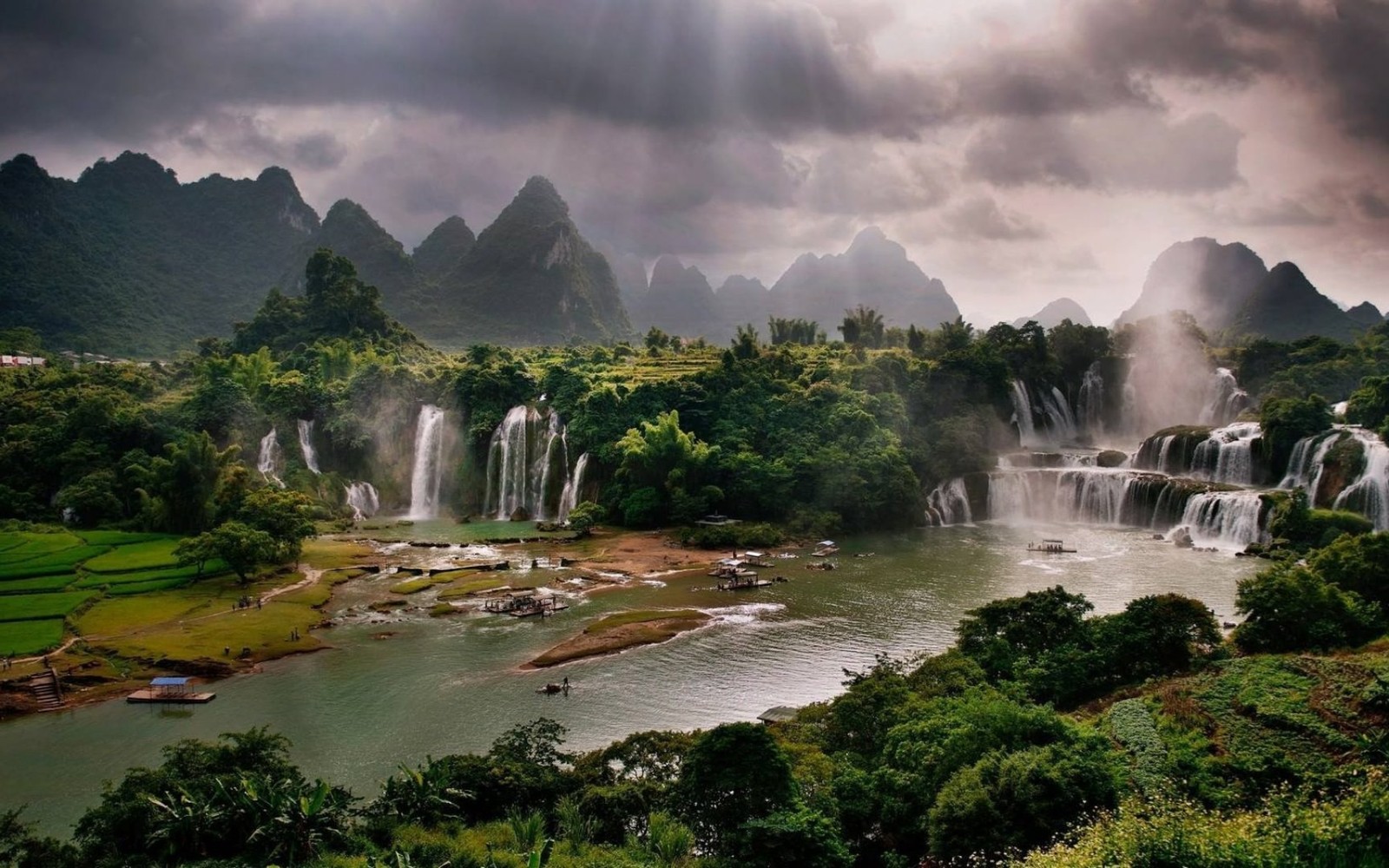 Uma vista de uma cachoeira em um vale com um rio correndo através dele (cachoeira, recursos hídricos, corpo de água, natureza, curso dágua)