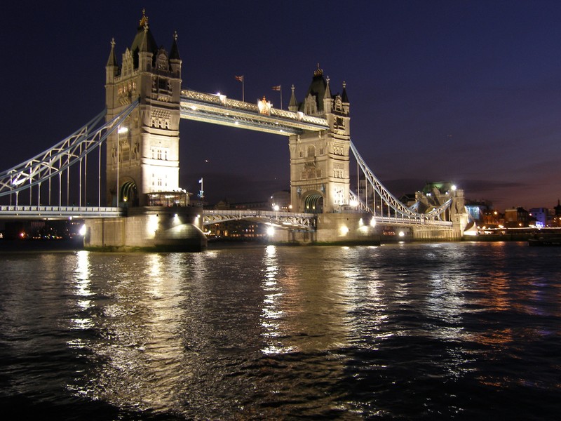 Арафед мост над водой ночью с включенными огнями (tower bridge, мост, достопримечательность, ночь, вода)