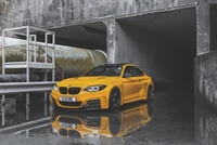 BMW Serie 2 M Coupé amarillo: Un coche deportivo de lujo compacto en un entorno urbano