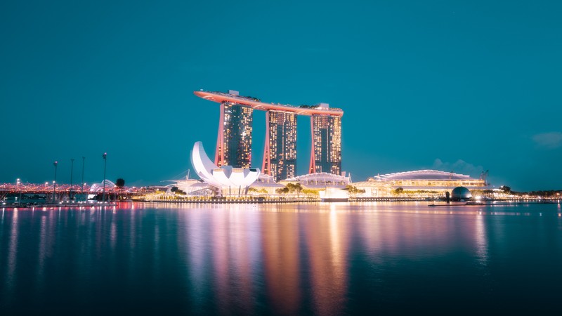 Вид на марину ночью с большим зданием на фоне (марина бей сэндс, marina bay sands, отражение, отель, сингапур)