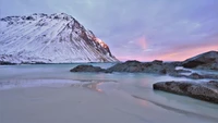 Paisagem tranquila das terras altas ao crepúsculo com montanhas nevadas e águas serenas